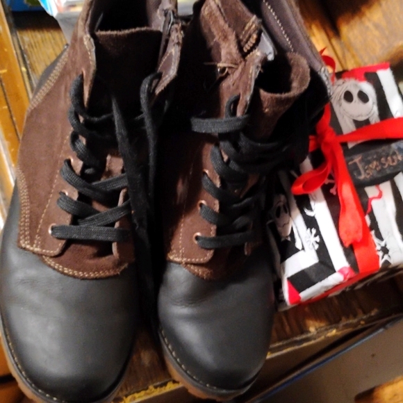 Brown and black Timberlands - boys size 4.5. zip side, lace front. - Picture 2 of 7